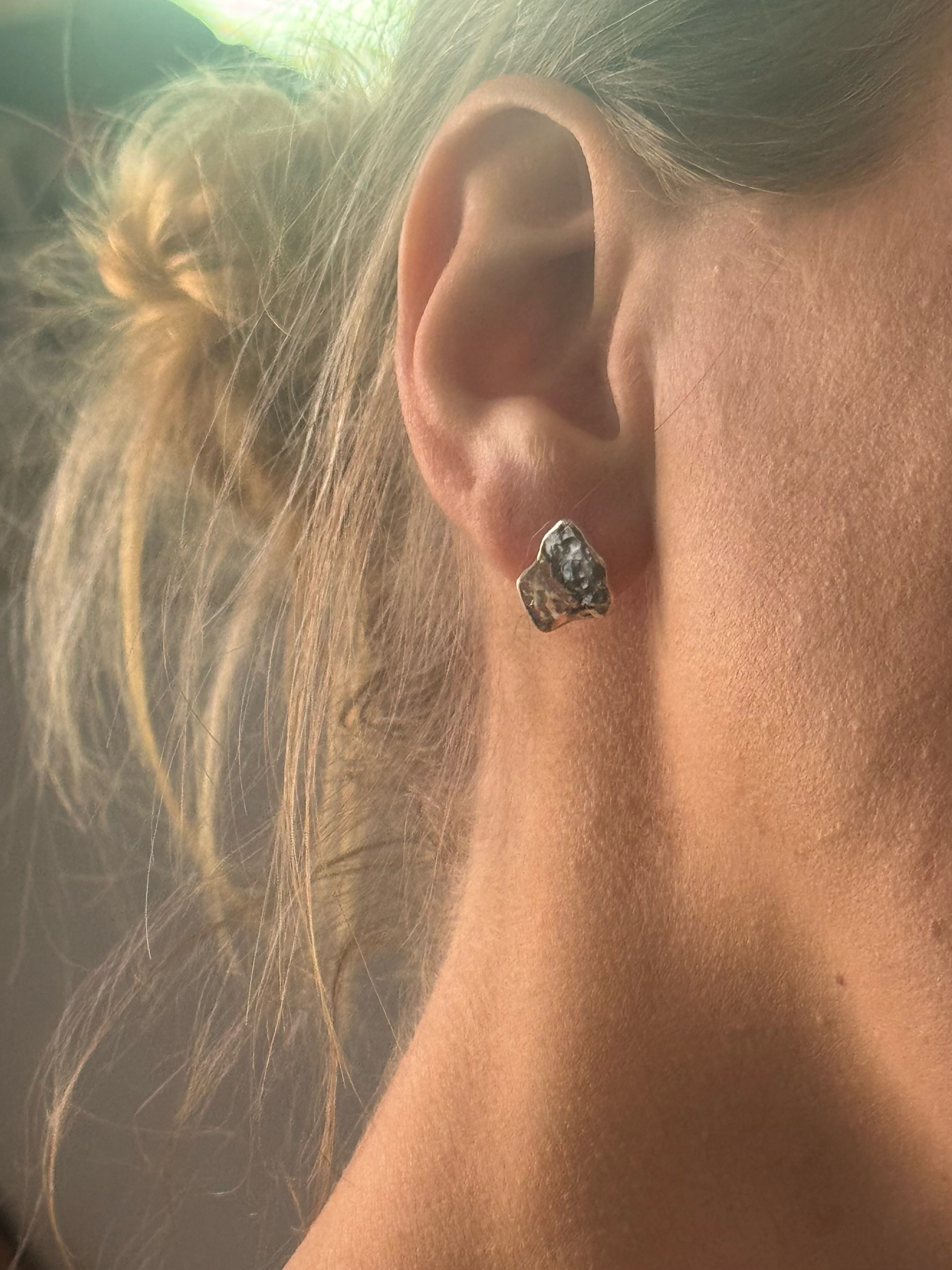 Solid mini earrings – detail