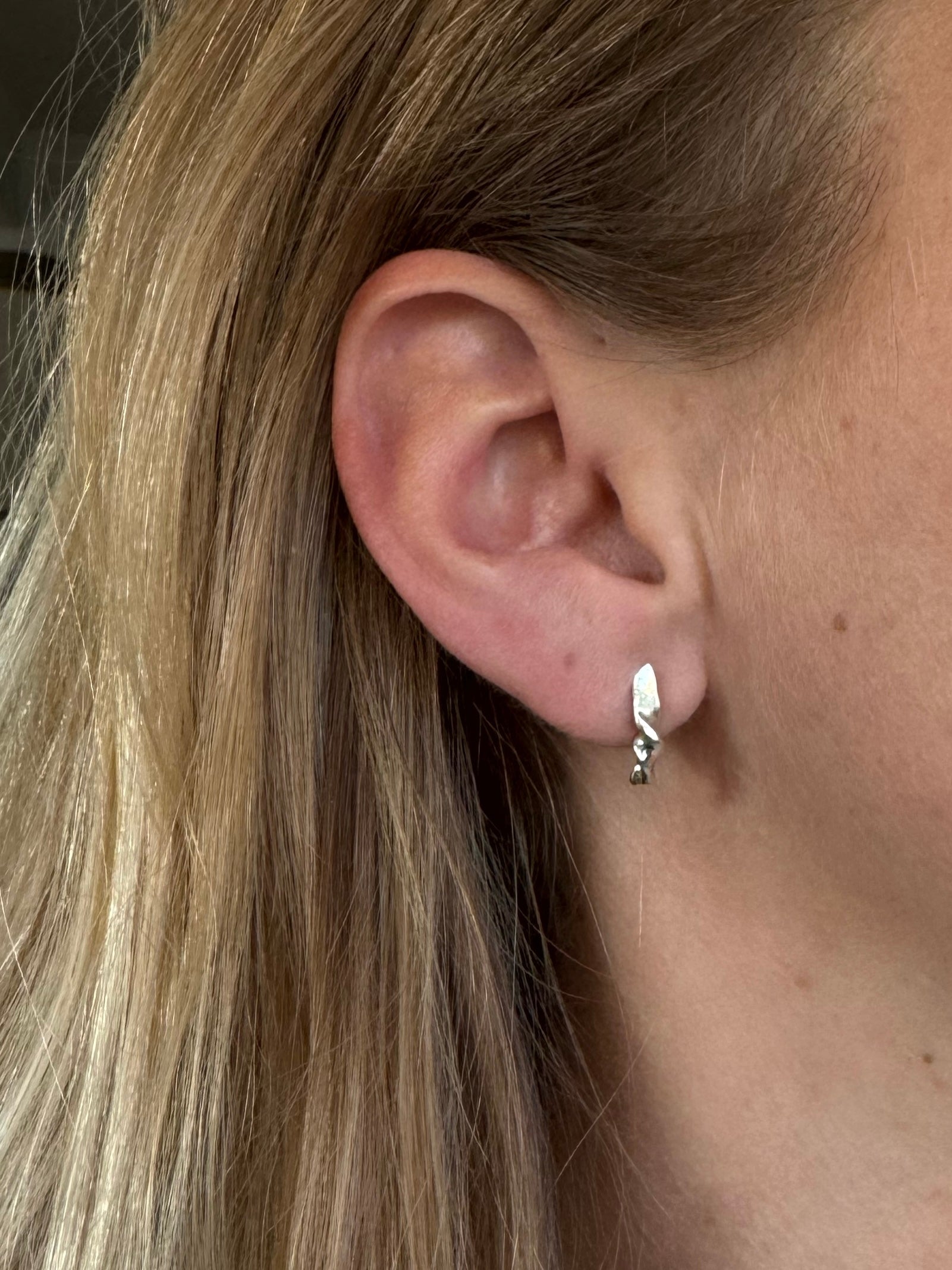 Tangle mini earrings – close-up