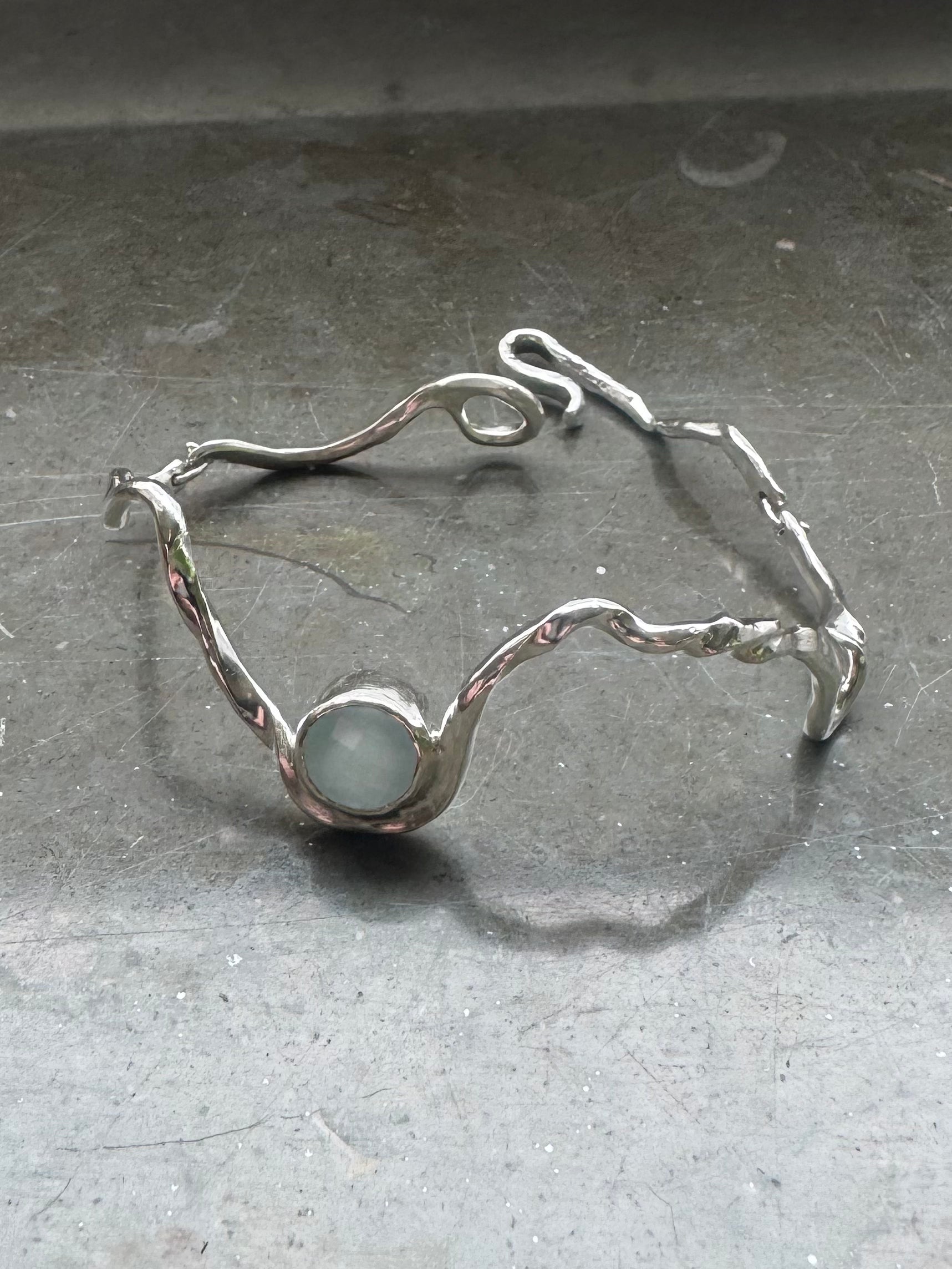 Tangle stone bracelet – close-up